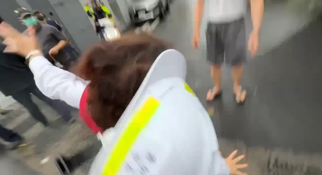 黃敏惠慰問市民時，疑因天雨路滑，踩到水溝蓋滑倒。（圖／中天新聞）