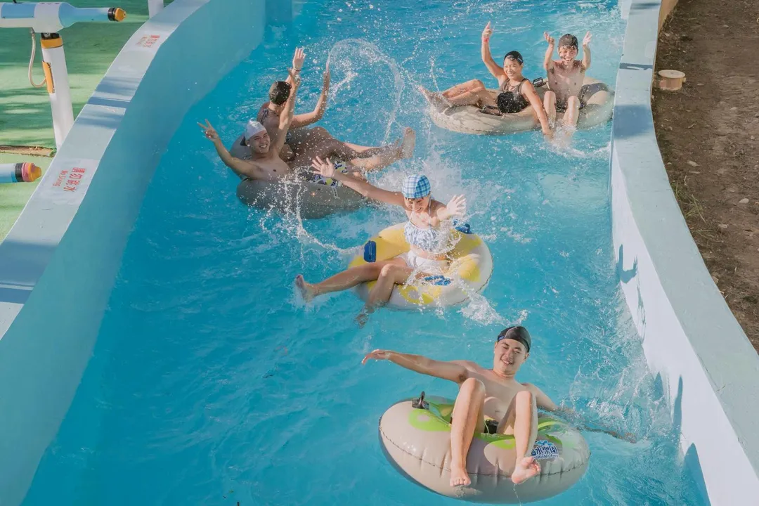 炎炎夏日，六福水樂園推出創意十足的夏季優惠活動，7月9日起至9月7日，只要民眾秀出「鮪魚肚」，就能以超值499元的優惠價格入園暢玩。（圖／六福村提供）