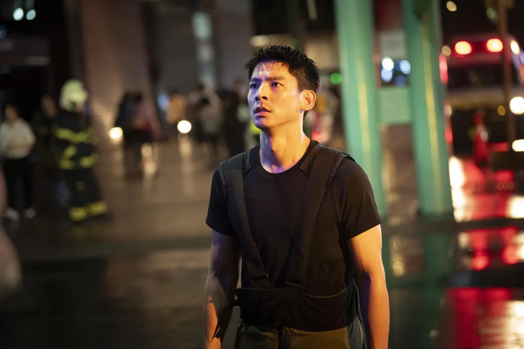 《96分鐘》夜戲封鎖台北信義區街道，現場動員上千名臨演與工作人員。（圖／華影國際 提供）