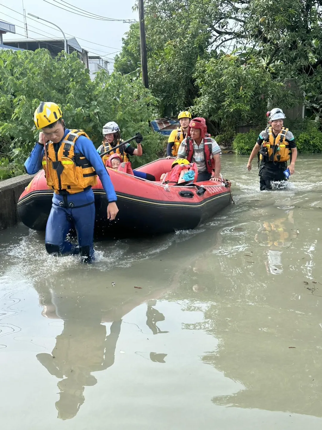 彰化強降雨致災，消防單位出動急流舟緊急撤離11名受困民眾。（圖/翻攝畫面）