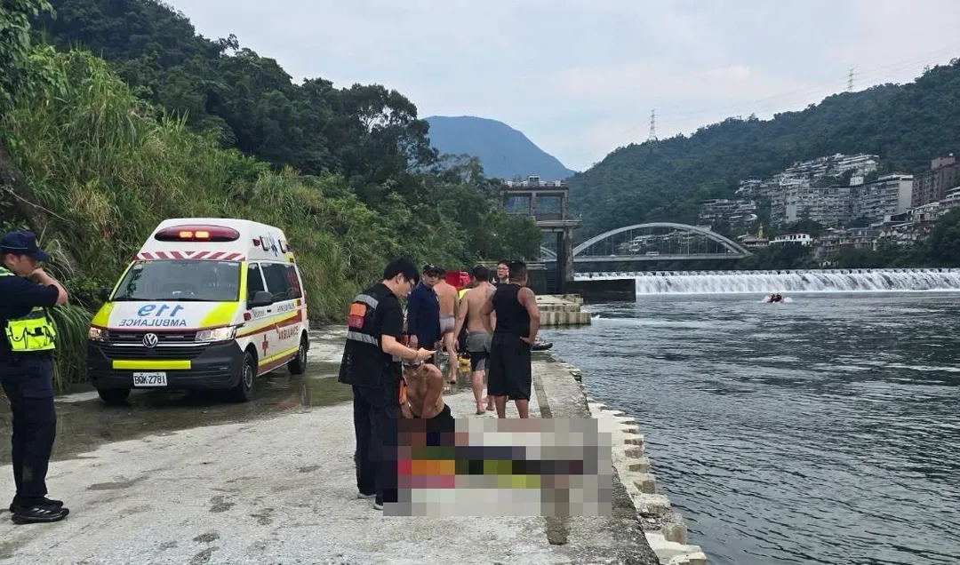救援橡皮艇翻覆造成3名警義消命危。（圖／翻攝畫面）