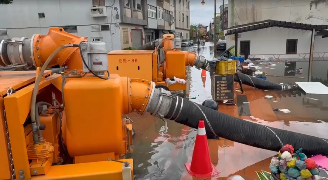鹿港地區積水嚴重，水資處已調派抽水機24小時運轉，全力與潮水賽跑。（圖/翻攝畫面）