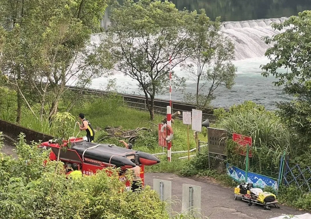 新店發生溺水意外救援警義消橡皮艇翻覆。(圖/翻攝畫面)