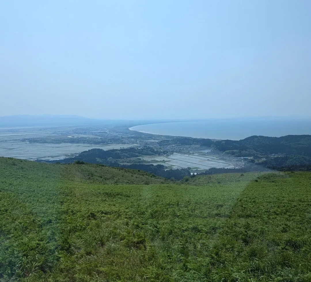 寒風山迴轉展望台遠眺日本海被譽為最美一景。（圖／中天新聞）