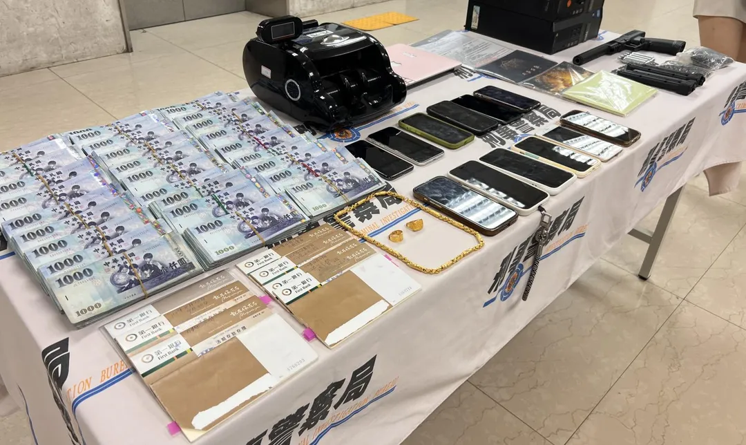 警方查扣大批現金與犯罪工具等贓證物。（圖／翻攝畫面）