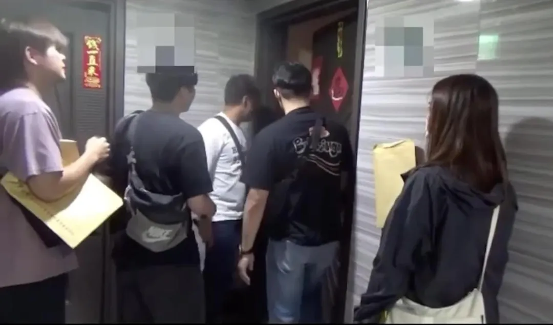 檢警專案小組執行搜索行動逮捕主嫌情侶檔。（圖／翻攝畫面）