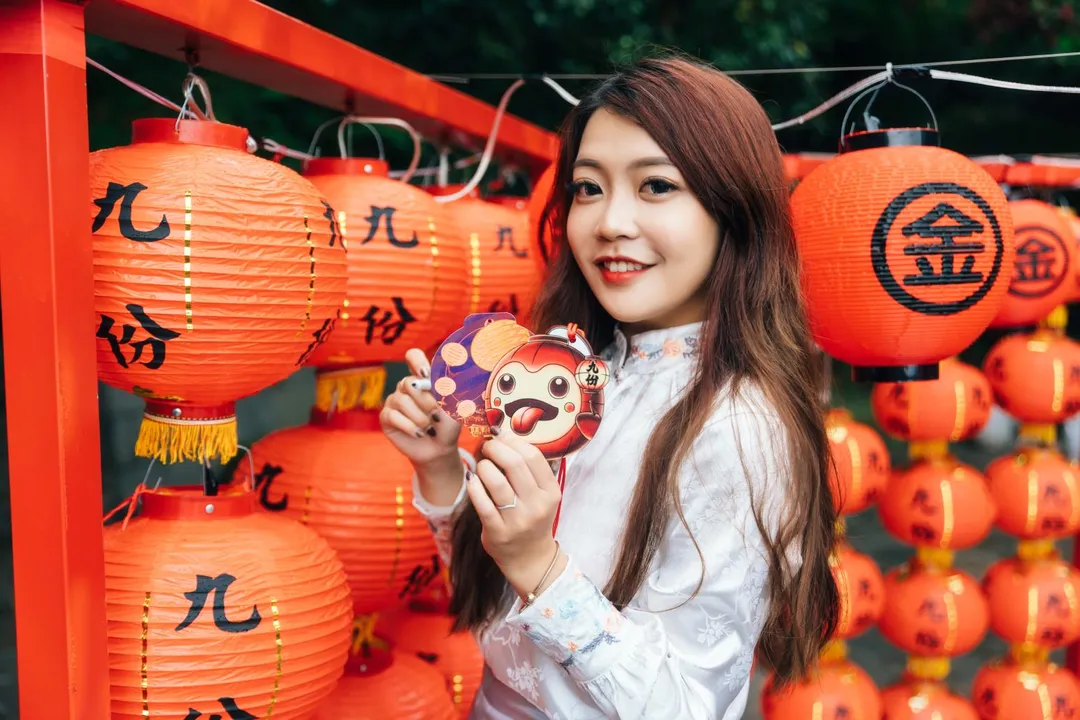 遊客可在基山里民活動中心索取祈福卡（左），報名假日提燈夜遊拍照打卡再送紅燈丸木質祈福卡（右）。（圖／新北市觀光旅遊局提供）
