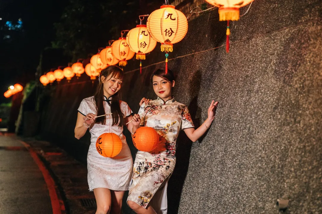 穿旗袍賞燈夜遊別有一番風味。（圖／新北市觀光旅遊局提供）