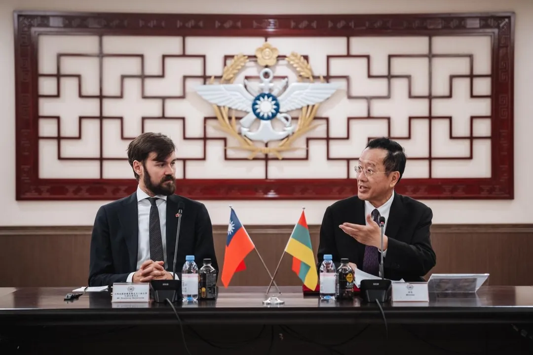 國防部倒置立陶宛的國旗。（圖／國防部）