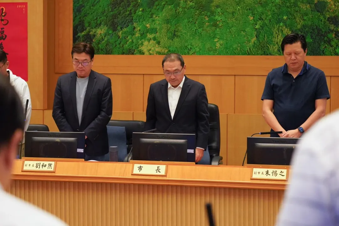 侯友宜率一級主管在市政會議前，為救溺殉職的勇消默哀（圖／新北市政府提供）