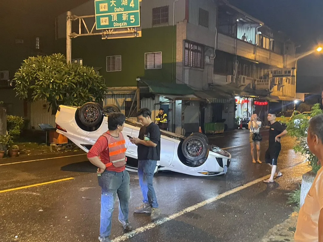小客車四腳朝天翻覆。（圖／中天新聞）
