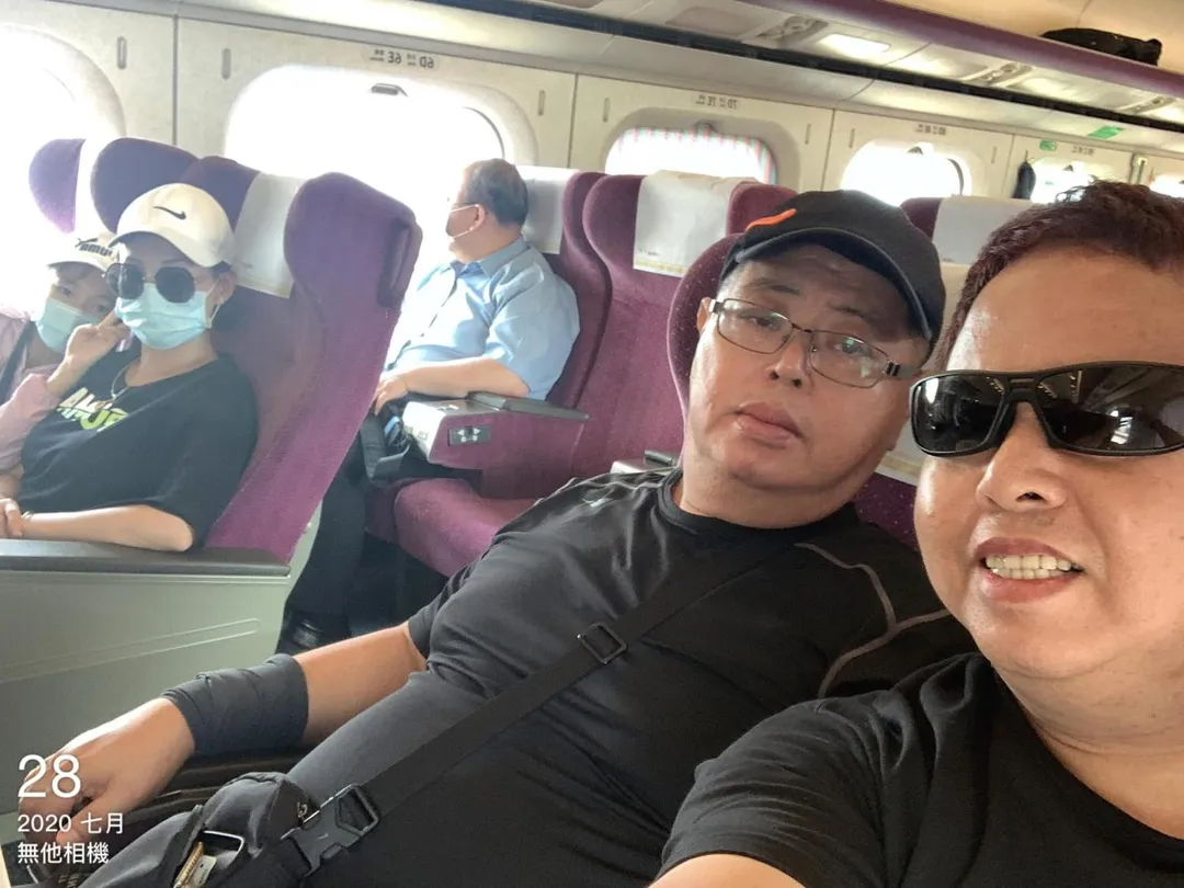 黑面（右一）發文哀悼哥哥，面容相似引起討論。（圖／翻攝自黑面 臉書）