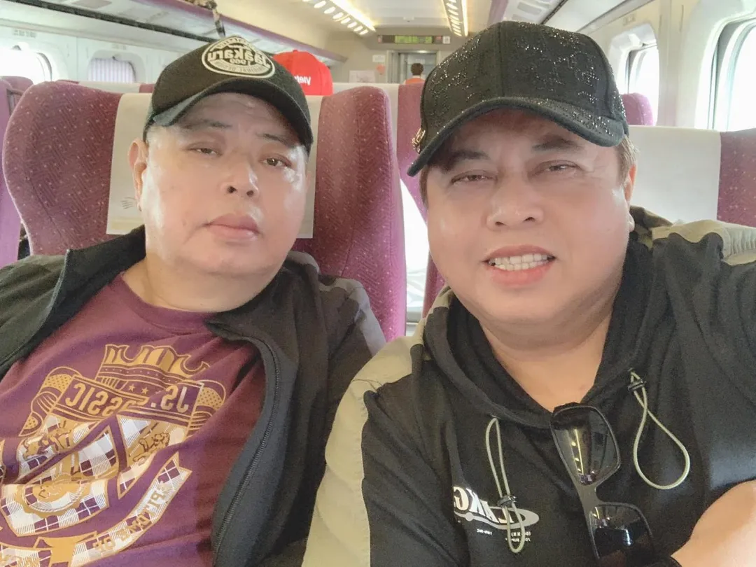 台八藝人黑面（右）８日發文哀悼親哥哥過世。（圖／翻攝自黑面 臉書）