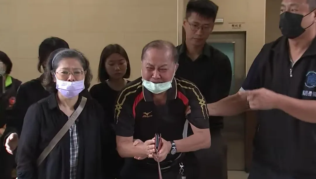死者父母泣訴質疑為何法官要放走謝男導致發生悲劇。（圖／翻攝畫面）