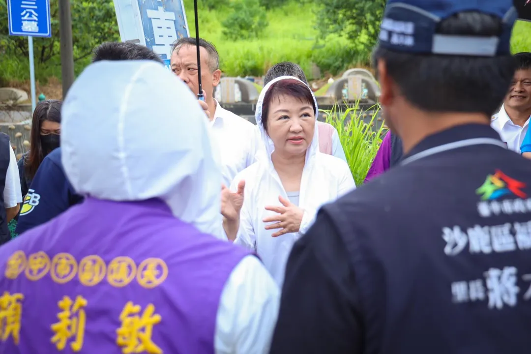 盧秀燕仔細了解目前救災情況。（圖/台中市府提供）