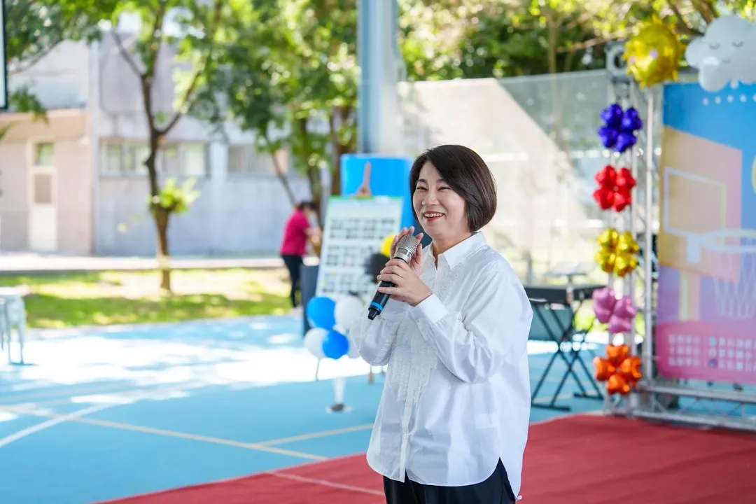 丹娜絲颱風重創屏東縣佳冬鄉塭豐海堤外光電設施，浮台殘骸布滿塭豐沙灘。縣長周春米粉專連發颱風資訊，但實際上人在北歐考察，引發質疑。（圖取自周春米臉書）