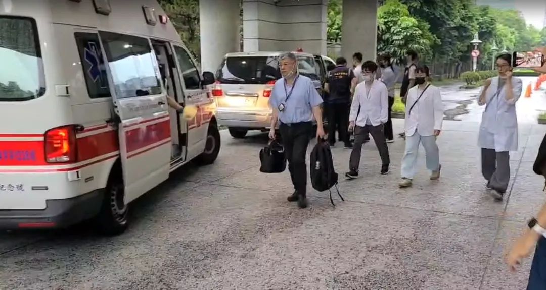昨（8）日，37歲消防員吳恩碩與36歲張敬謙在執行救援任務時不幸殉職。今（9）日下午，檢察官會同吳恩碩家屬前往台北市懷愛館相驗，確認死因為呼吸性休克。（圖/中天新聞）