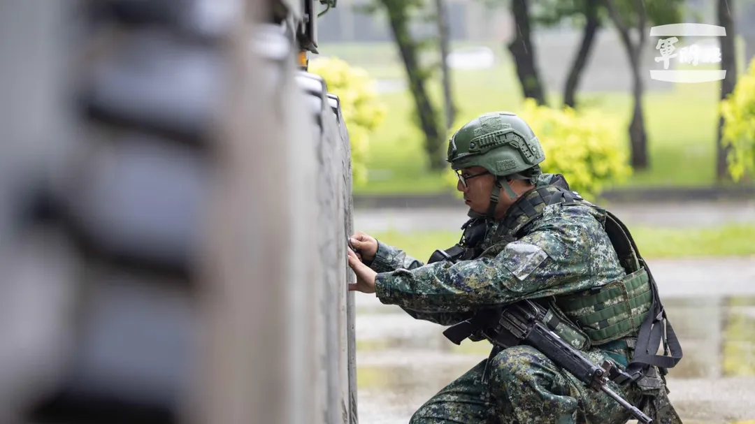 官兵檢整CM33雲豹甲車。（圖／軍聞社）