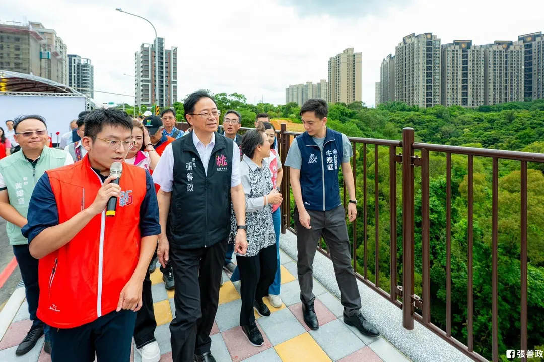 丹娜絲颱風來襲，桃園市長張善政採取「一桃兩制」的颱風假策略，引發民進黨批評。（圖取自張善政臉書）