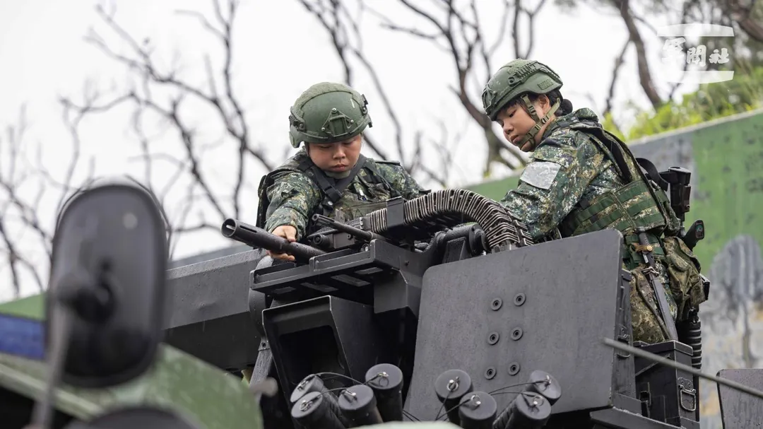 漢光41演練第五作戰區官兵將40榴彈槍固定於槍塔。（圖／軍聞社提供）