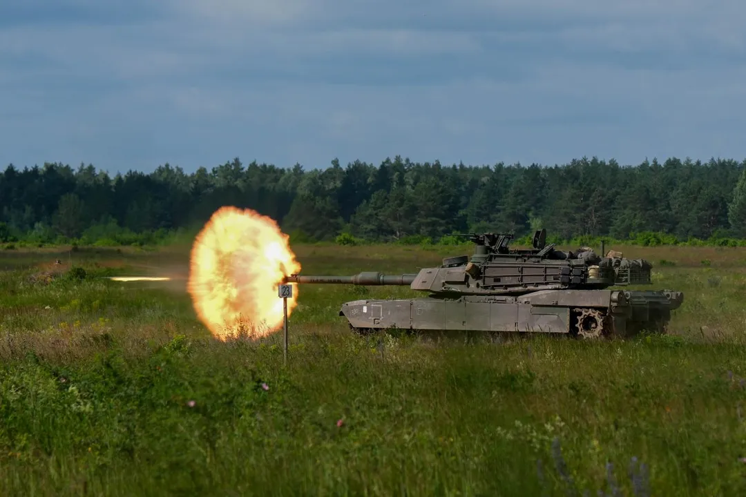 美軍第1裝甲旅級戰鬥隊M1A2SEPv3戰車射擊戰車砲。(圖/美國陸軍)