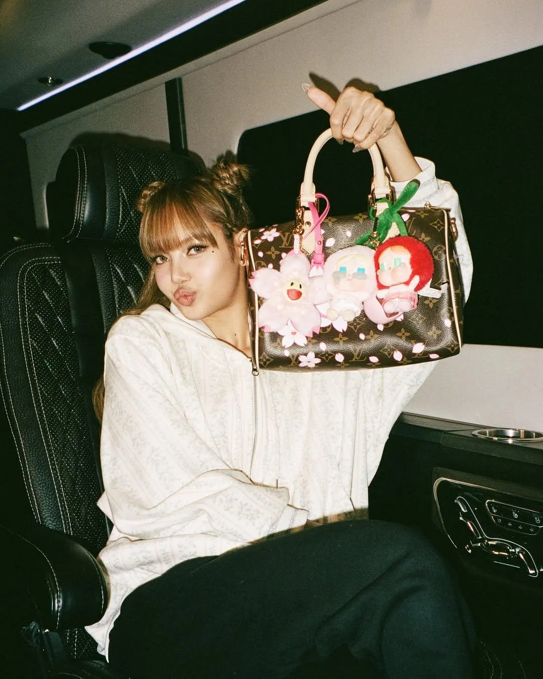 BLACKPINK Lisa相當熱愛娃娃LABUBU。（圖／翻攝IG lalalalisa_m）