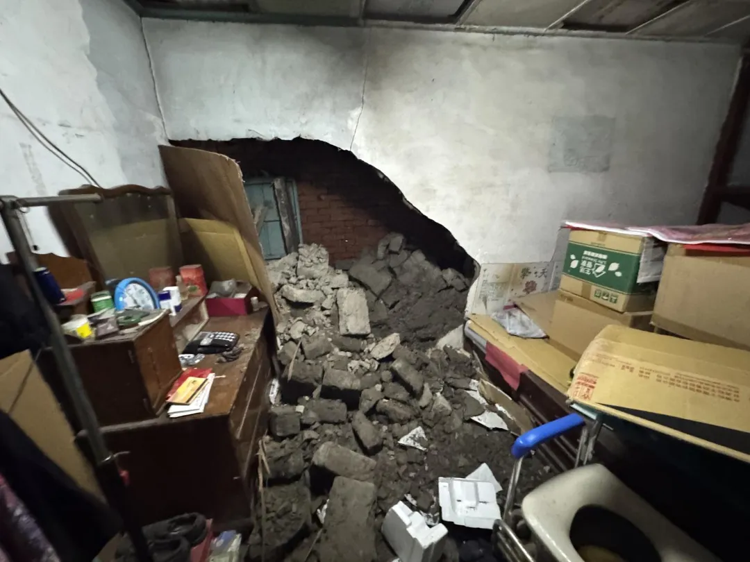 台中豐原區民生里一處三合院內隔間圍牆驚傳倒塌。（圖／中天新聞）
