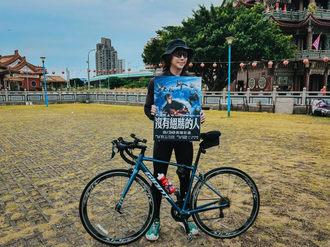 霸天8日下午從八里出發，一路騎腳踏車到白沙屯廟。（圖／不搖就滾提供）