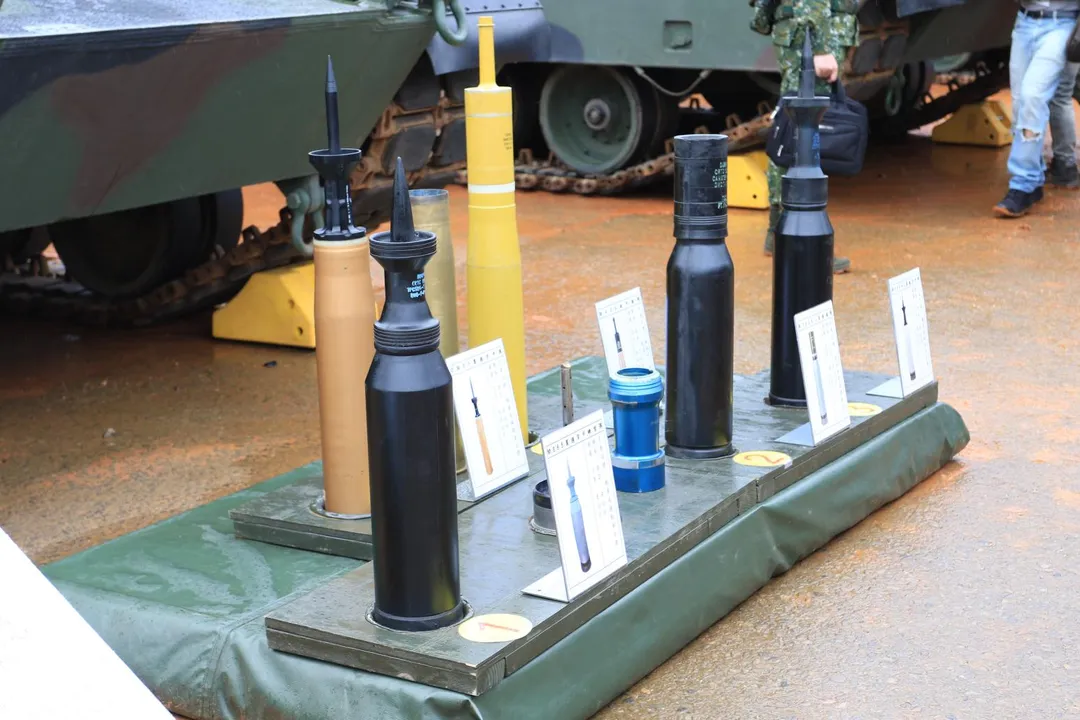 M1A2T射擊的120公厘砲彈(前排黑色)。(圖/宋玉寧攝)