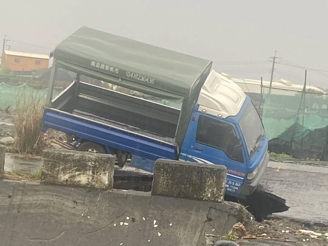 貨車不慎栽入坑中。（圖／中天新聞）