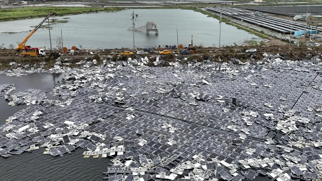 布袋新塭及義竹東後寮滯洪池的數百面水面型太陽能光電板遭強風吹翻，造成嚴重損壞。（圖/翻攝畫面）