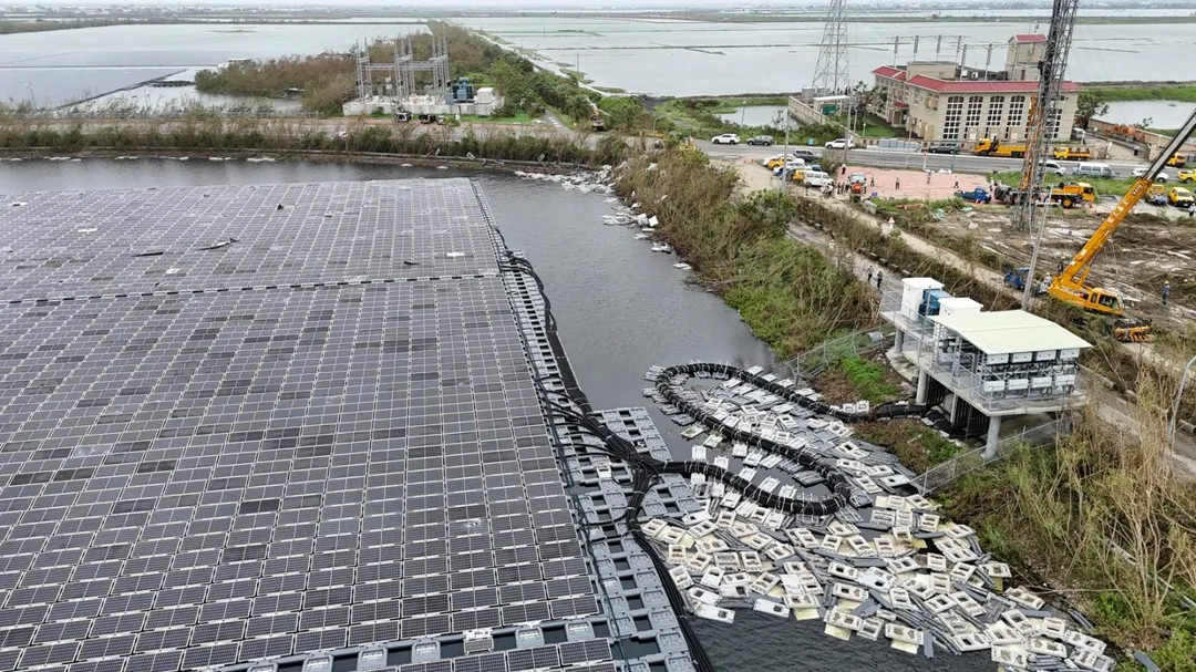 光電板殘骸散落水面及周邊道路，引發當地民眾對水源汙染的疑慮。（圖/翻攝畫面）