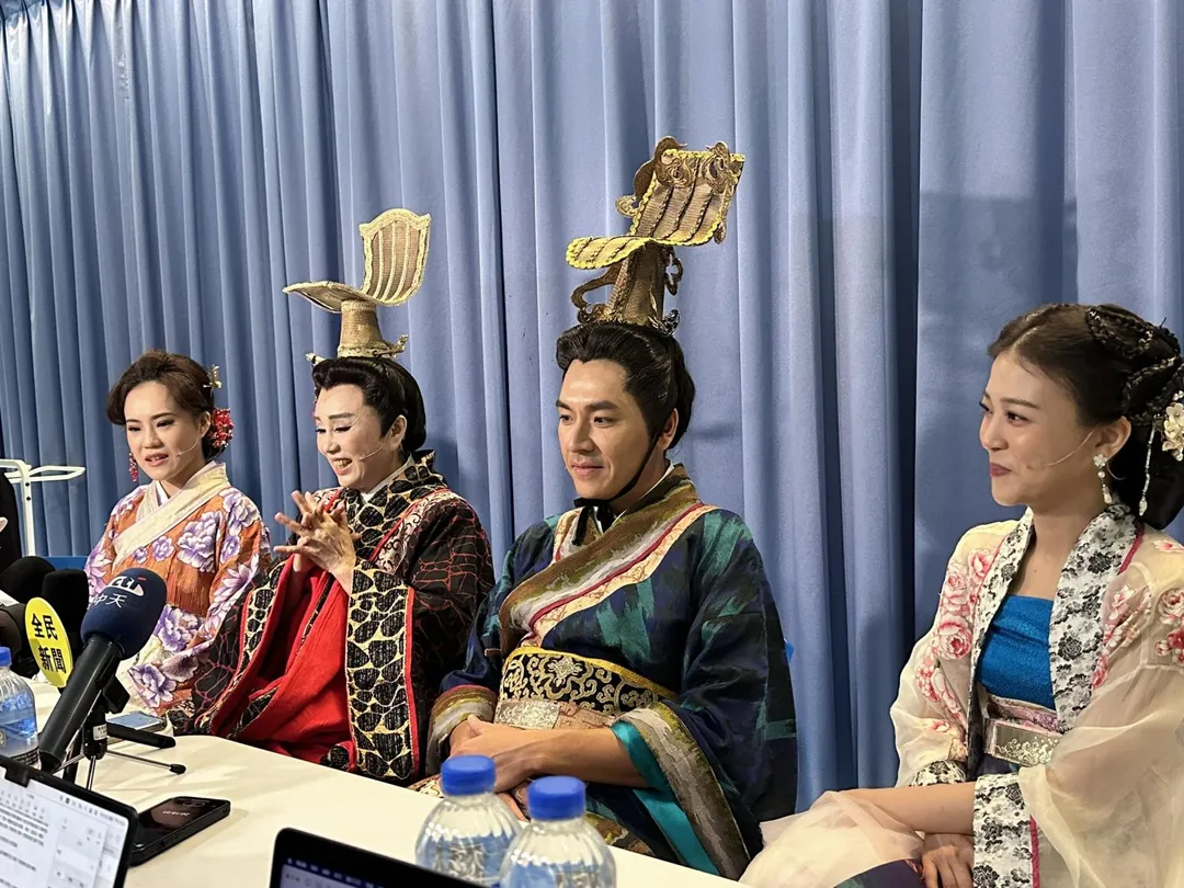 《情人哏裡出西施》聯手明華園戲劇總團，打造首部結合歌仔戲的古裝音樂劇。左起為陳昭婷、孫翠鳳、王傳一及卓文萱。（圖／記者 伍映澄 攝）