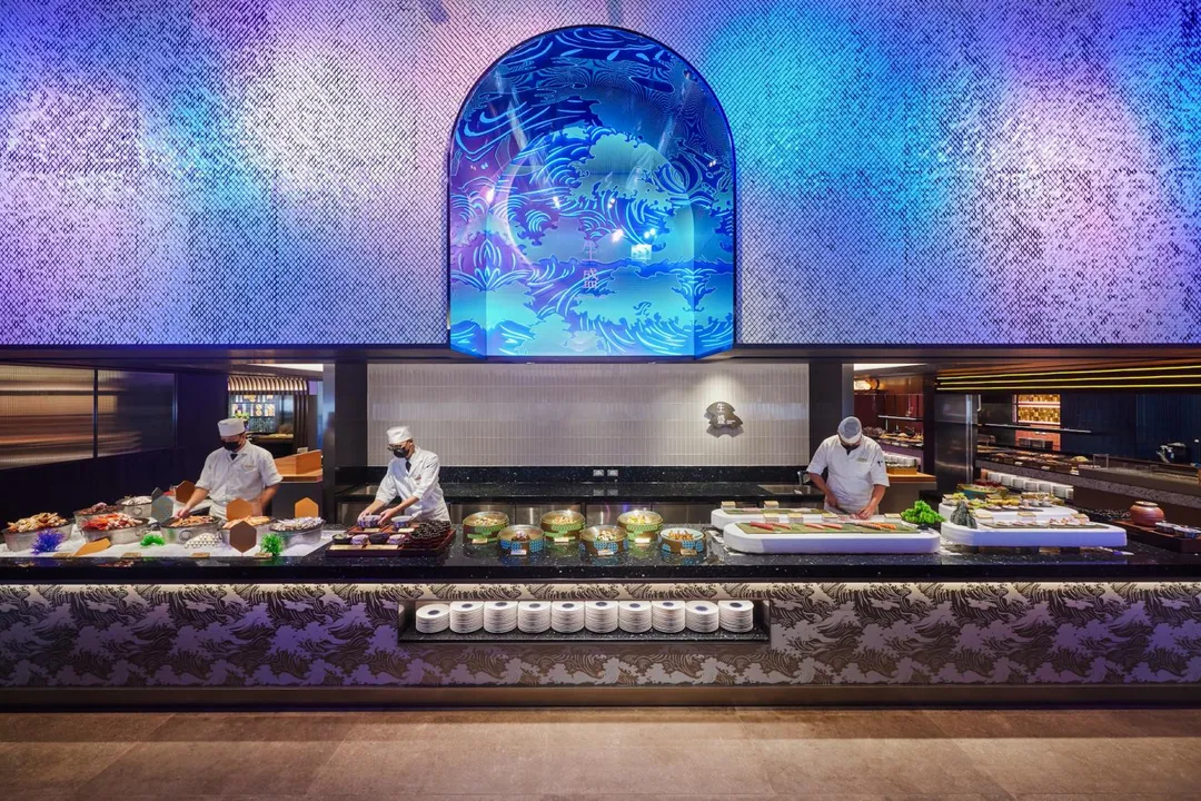 旭集台南西門店「巧鮨」及「生盛」區，隨風波動著八萬枚細緻鱗片，波光粼粼，映照出漁光島的水面意象，也勾勒出億載金城圓拱城門的典雅輪廓。（圖／饗賓集團提供）
