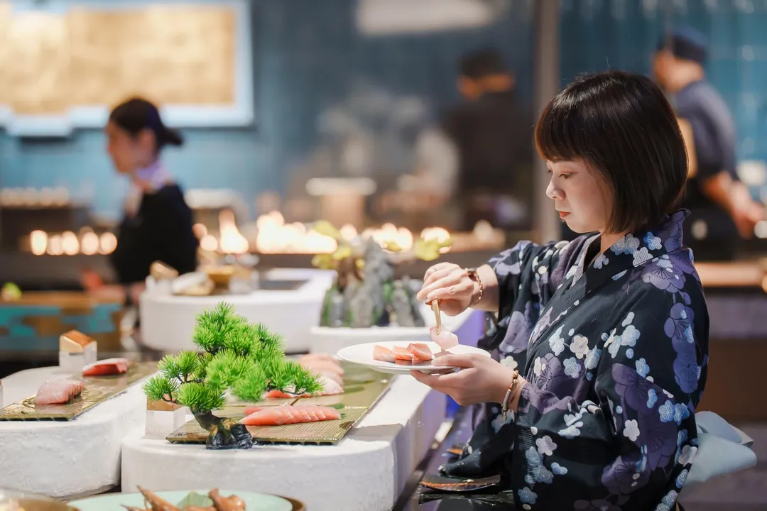 邀請民眾一同感受和風魅力——穿上和服或浴衣走進餐廳，不只是用餐，更是一場文化體驗之旅。（圖／饗賓集團提供）
