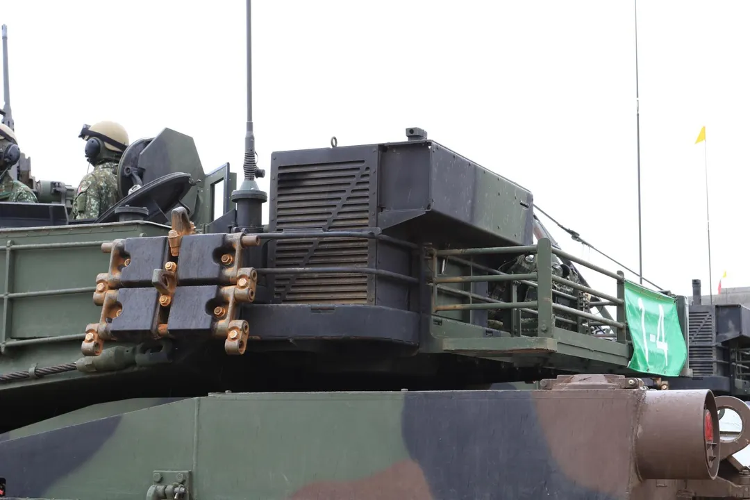 裝在M1A2T砲塔尾部的輔助冷卻暨電源系統。(圖/宋玉寧攝)