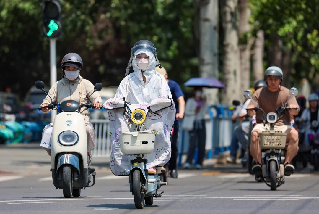 圖為大陸民眾在高溫天氣中外出。（示意圖，非當事外送員／新華社）
