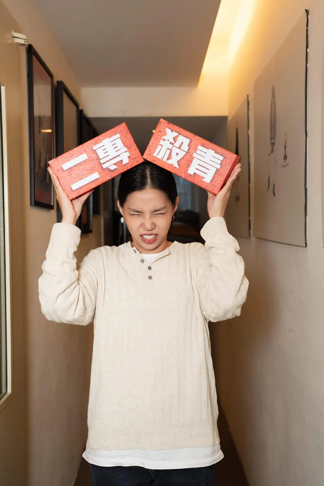 洪佩瑜籌備第二張專輯困難重重，笑言配唱時常想拿磚塊砸自己。（圖／何樂音樂 提供）