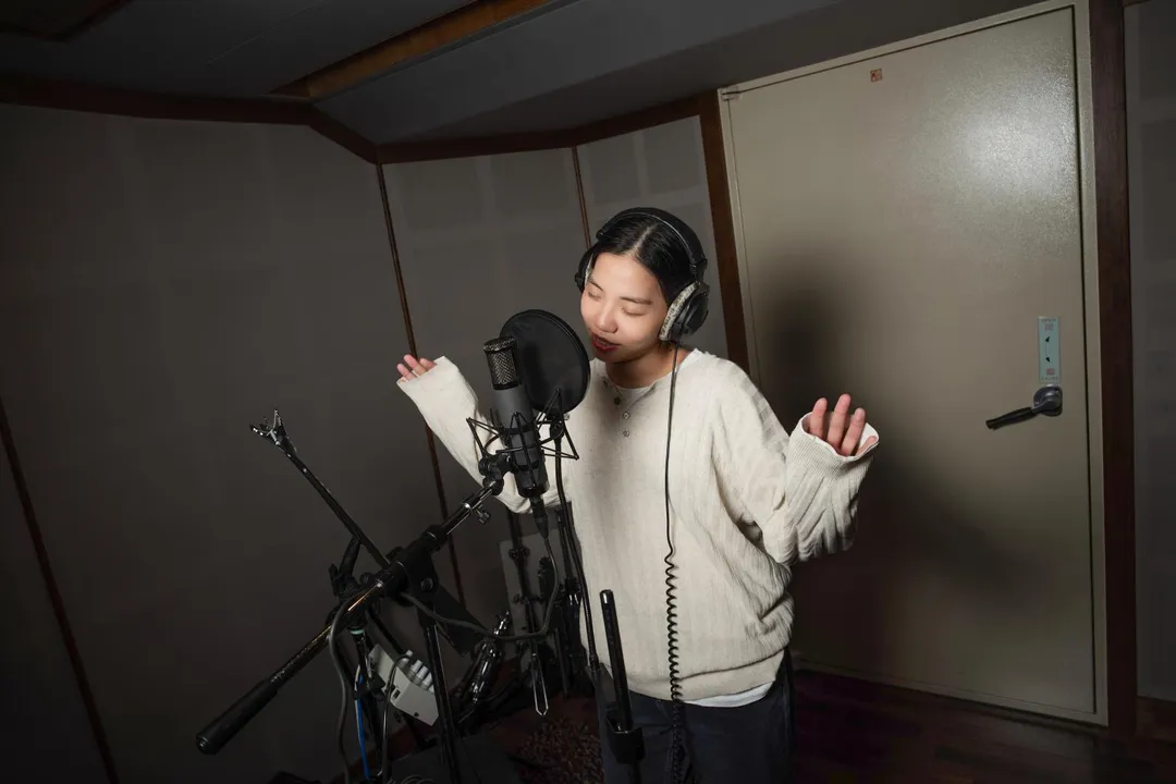 洪佩瑜透露新專輯的歌雖然不容易唱，但每次進錄音室都像進入另一個宇宙。（圖／何樂音樂 提供）