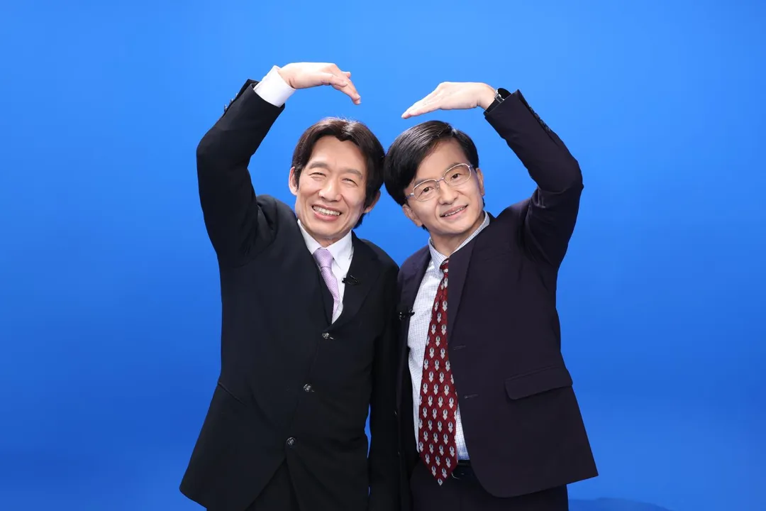 郭子乾（左）與唐從聖（右）近日在《鄉民大學問》扮演「賴青德」與「阿匾總統」。（圖／《鄉民大學問》提供）