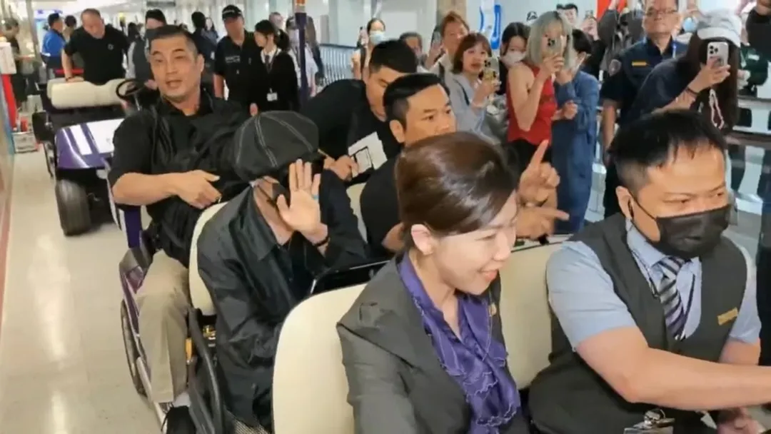 GD抵達桃園機場，向鏡頭揮手致意。