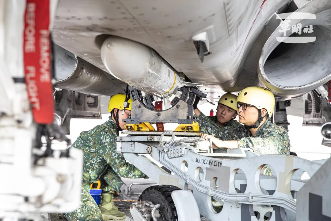 地勤人員完成戰機潛力裝掛作業；隨後，飛行員與機工長相互配合，完成戰機飛行前360度檢查。（圖／軍聞社提供）