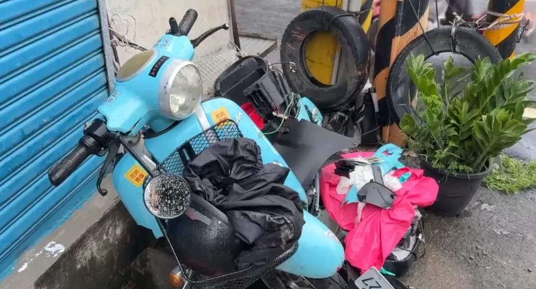 事故造成電動二輪車騎士腿部及臉部擦挫傷，軍車駕駛和騎士均無酒精反應。（圖/翻攝畫面）