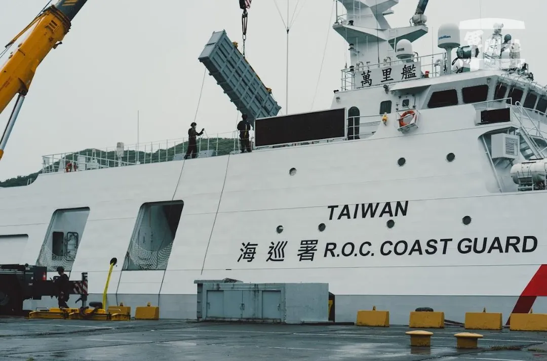海巡署萬里號海巡艦於漢光41號演習期間，正吊裝雄二反艦飛彈雙聯裝彈箱。(圖/軍聞社)