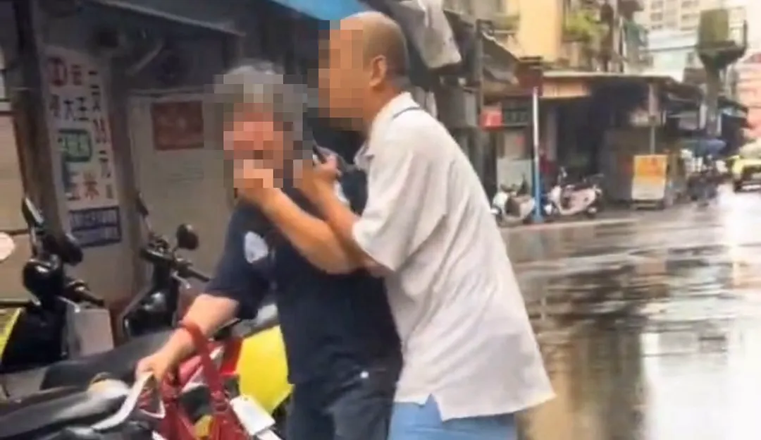 男子當街掌摑母親被網友拍下PO網。（圖／翻攝自社會事新聞影音）