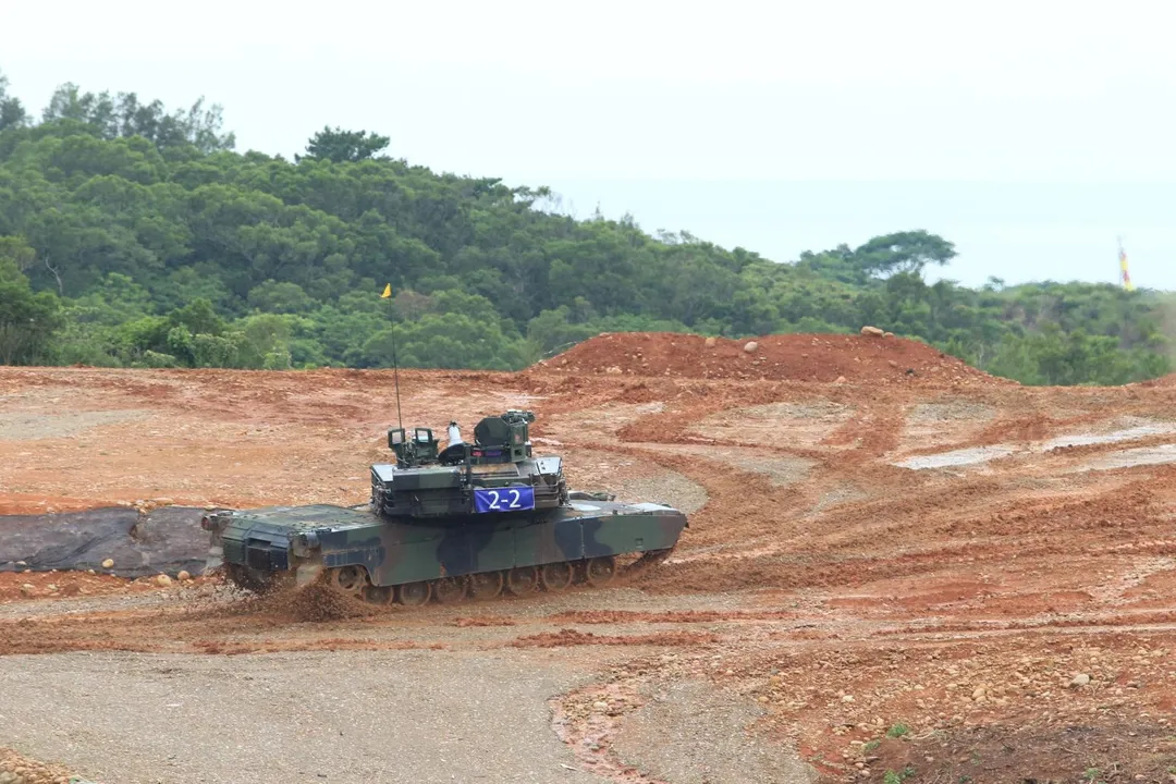正機動到射擊位置的M1A2T戰車。(圖/宋玉寧攝)