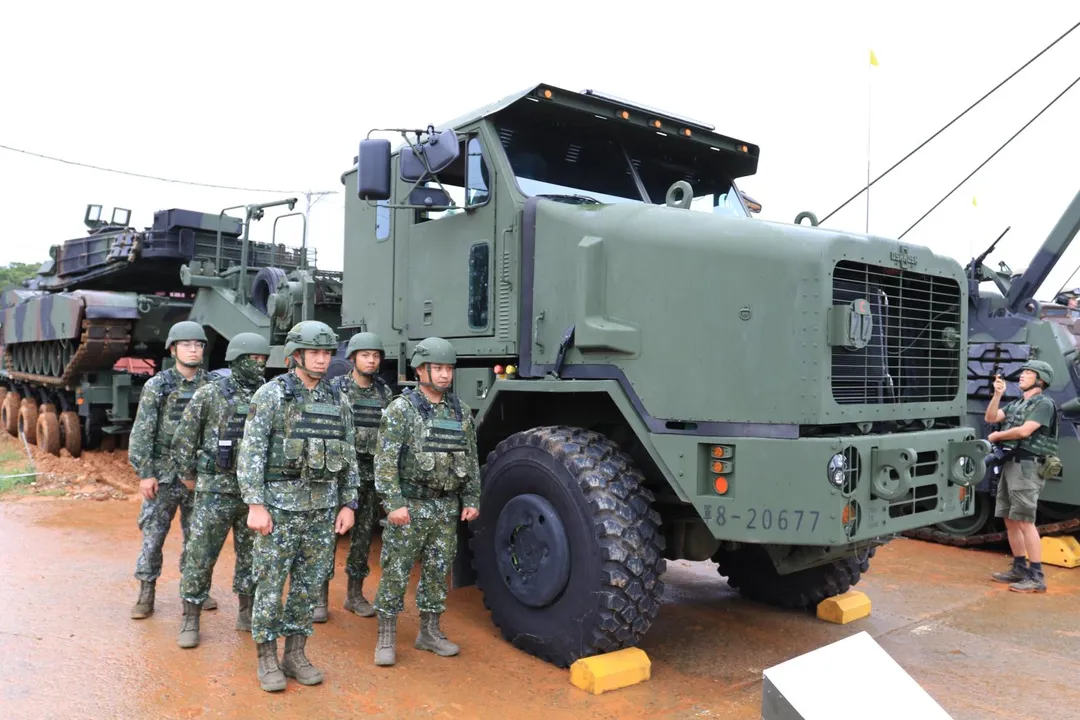 M1A2T戰車首度公開實彈射擊時展示的M1070A1拖車。(圖/宋玉寧攝)