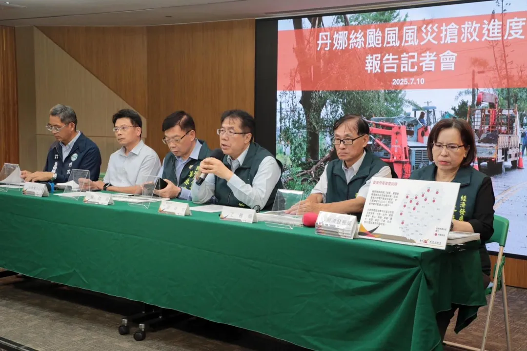 台南市長黃偉哲主持「丹娜絲風災搶救進度」記者會。（圖／黃偉哲臉書）