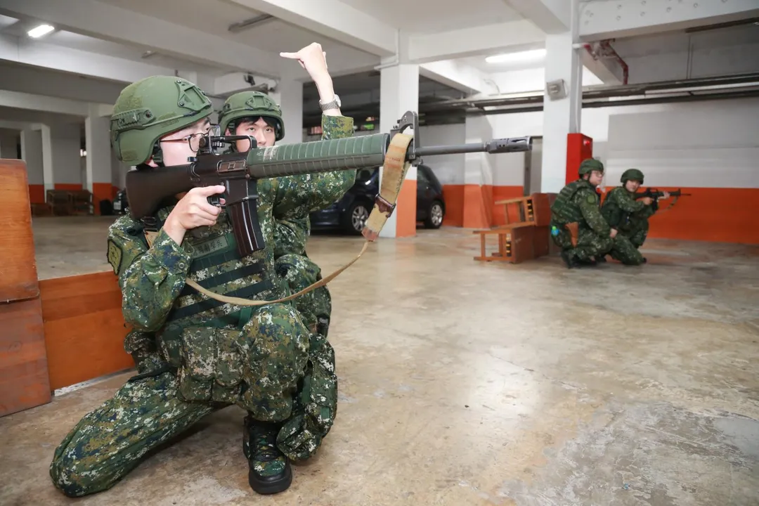 應召後備士官兵學習手臂記號及聲視號運用、行進間交互掩護。(圖/後備指揮部)