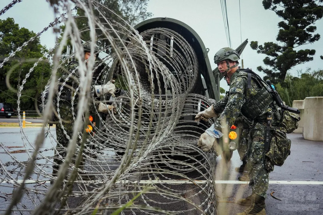 金防部戰鬥工兵連架設蛇腹型鐵絲網。(圖/軍聞社)